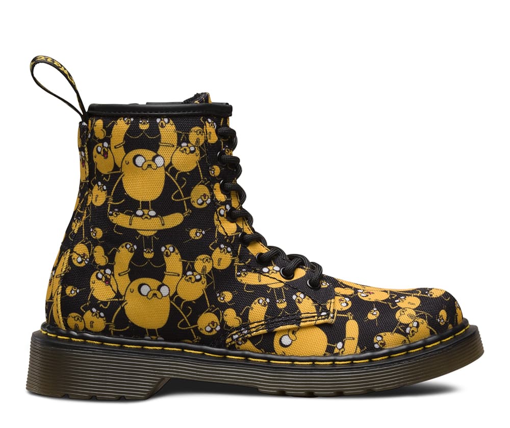 Dr. Martens Juniors Adventure Time Jake. Que nadie te diga que es demasiado grande para que le gusten los dibujos animados. Esta increíble colaboración de los personajes del show Adventure Time, para Dr. Martens, se ha vuelto la favorita de todas las edades. Además, te aseguramos que son las botas más divertidas que pisarán la nieve. ($95USD; Dr. Martens)