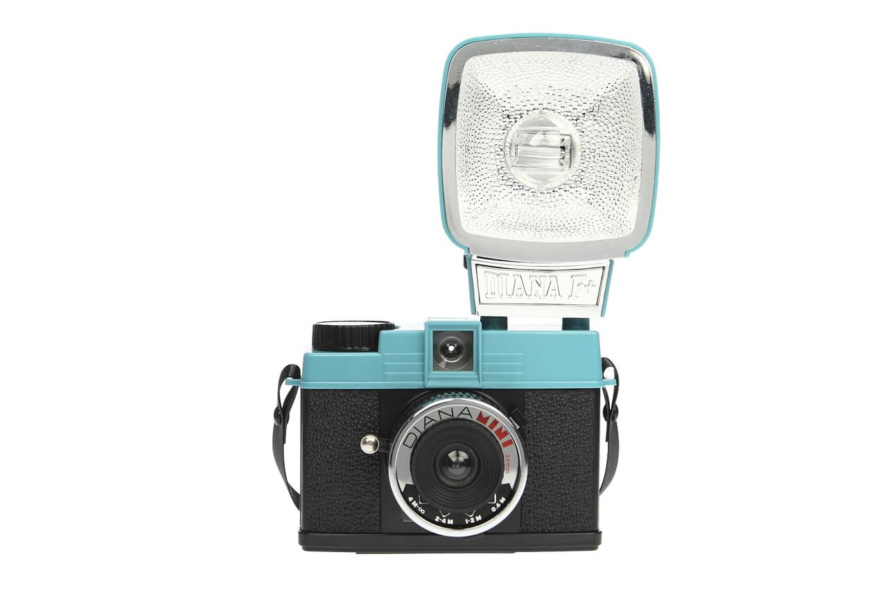 Diana mini (flash). Para las más creativas y aventureras, regálales la emoción de tomar una foto instantánea, tal y como en los viejos tiempos. Esta increíble cámara de aspecto retro incluye flash. Ahora, tendrás una fotógrafa oficial para las fiestas ¡y las vacaciones! ($99USD; lomography.com)