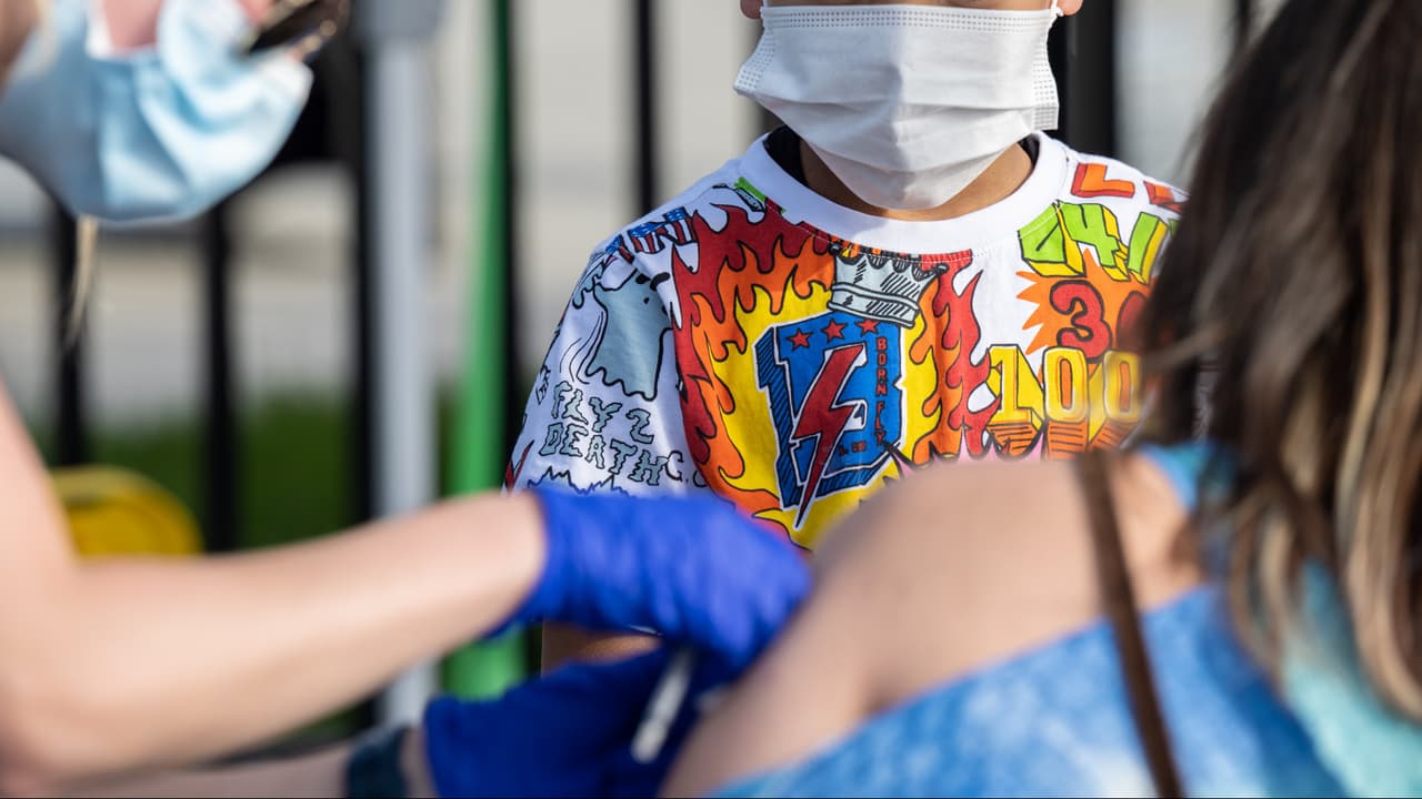 Padres podrían vacunar contra el covid-19 a sus hijos de 5 a 11 años en sus escuelas 