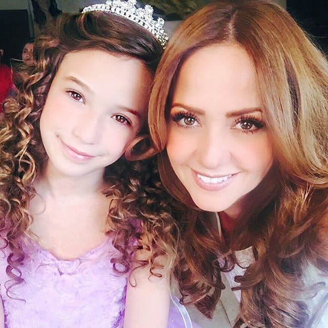 Mía, la hija mayor de Andrea Legarreta y Eric Rubín, ha mostrado su talento arriba del escenario desde temprana edad.