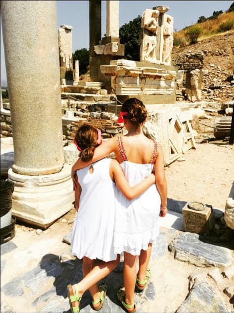 Están juntas en cada aventura de su vida y Anita La Huerfanita es una de ellas.