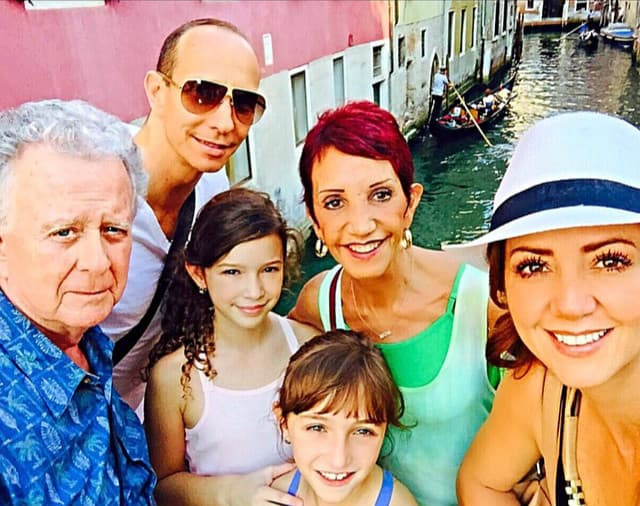 El apoyo de sus padres y abuelos es fundamental en sus carreras.