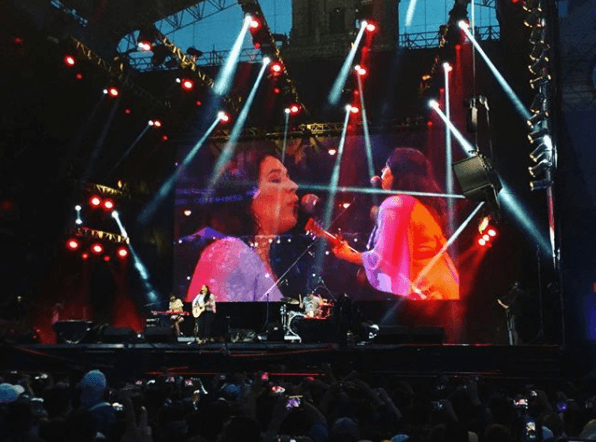 Durante su participación, Carla aprovechó el escenario donde señaló: "Mucha fuerza México, hay que seguor donde estamos creando conciencia, todos juntos, hay que seguir ayudando, que nos manden y que nos den toda la ayuda que se pueda", enfatizó Morrison.