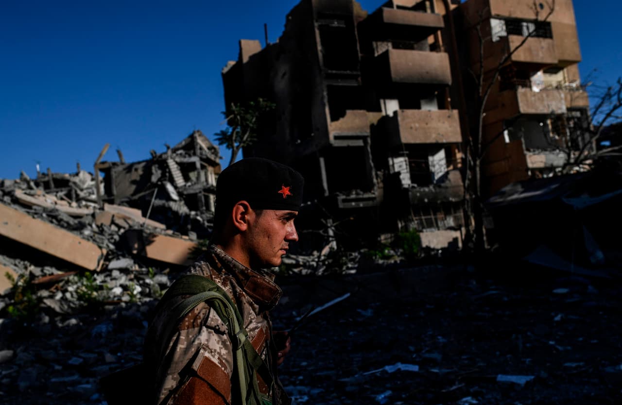 La guerra en Siria comenzó en 2011 tras la represión de manifestaciones pacíficas. Con los años se convirtió en un conflicto con múltiples actores. Hasta ahora dejó más de 330.000 muertos y millones de desplazados y refugiados. En la fotografía, un soldado sirio explora la zona del estadio de Raqqa, el último bastión de EI en la ciudad.