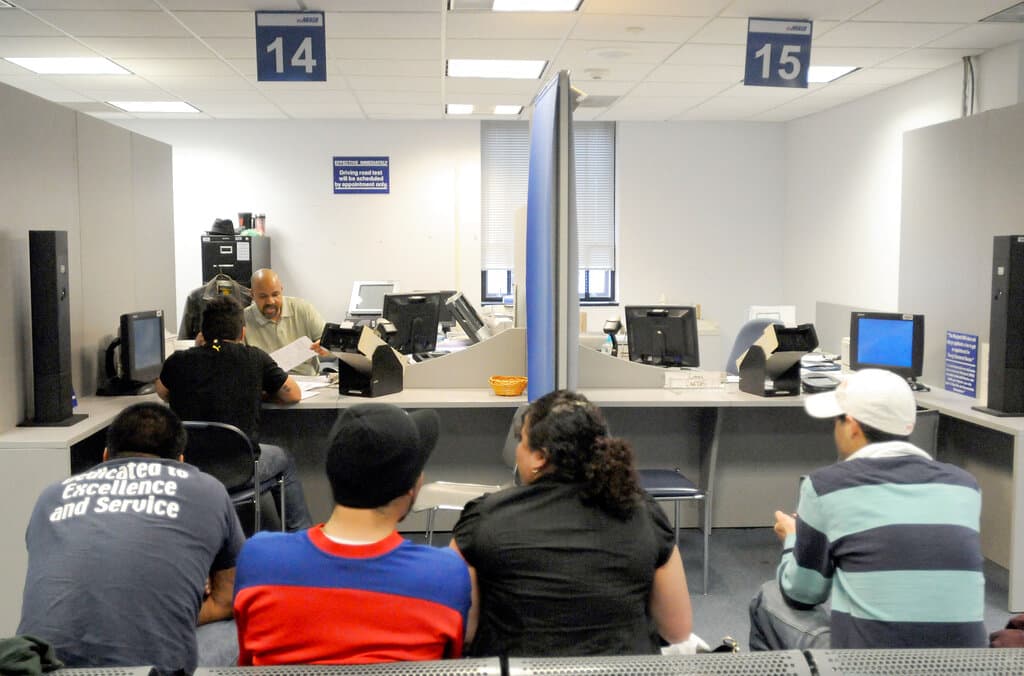 En Maryland, las personas que no tienen ciudadanía o documentación legal como inmigrantes son elegibles para aplicar para una licencia de conducir o tarjeta de identificación, cumpliendo con una serie de requisitos, explica la Administración de Vehículos Motorizados del estado.
<br>
<br>