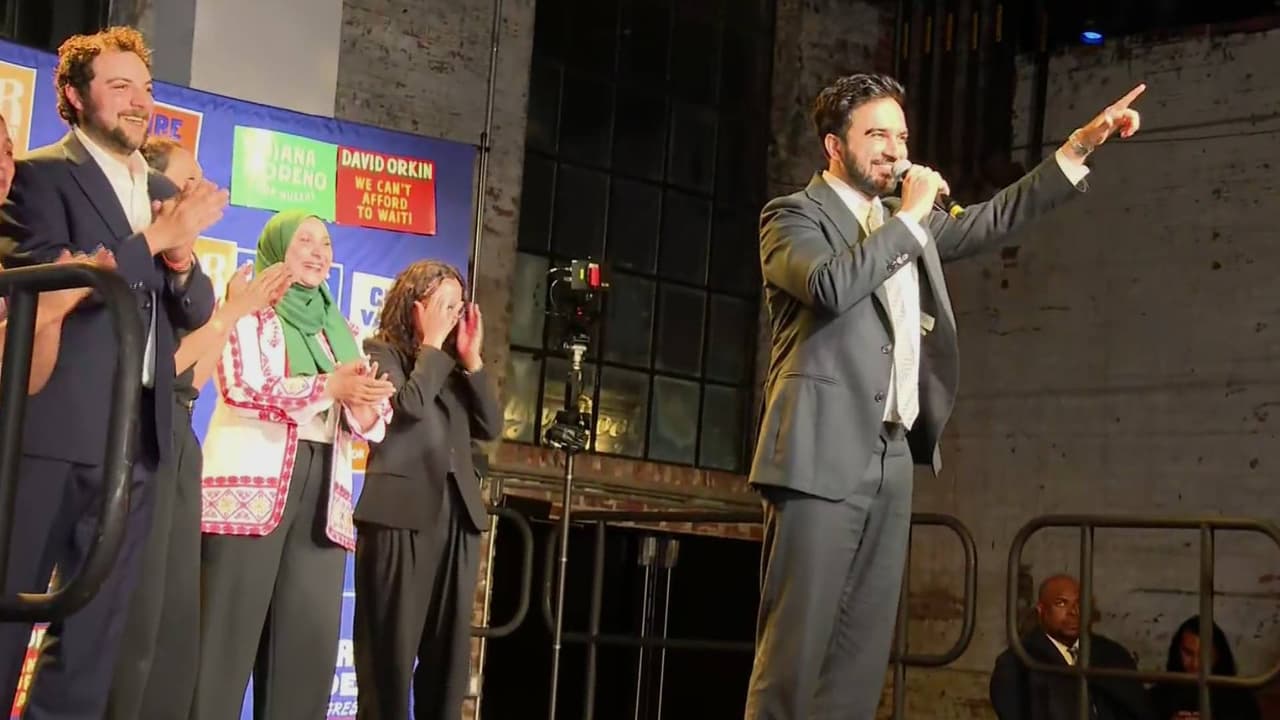 Claire Valdéz gana elecciones primarias demócratas para contender por el Distrito 7 y Mamdani le da su respaldo