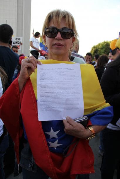 Pese a las distancias y tráfico característico de Los Ángeles, cientos de Venezolanos se unieron a la campaña mundial #SOSVenezuela para apoyar a todo el pueblo venezolano tras 10 días de protestas continuas en dicho país. A la manifestación se unieron guatemaltecos, peruanos, brasileños, libaneses, americanos y muchas otras nacionalidades que hacen vida en la Cosmopolita ciudad del oeste del país. Consignas, cantos y la familiaridad característica venezolana recibieron apoyo de los transeúntes en los alrededores del edificio Federal ubicado en la avenida Wilshire.