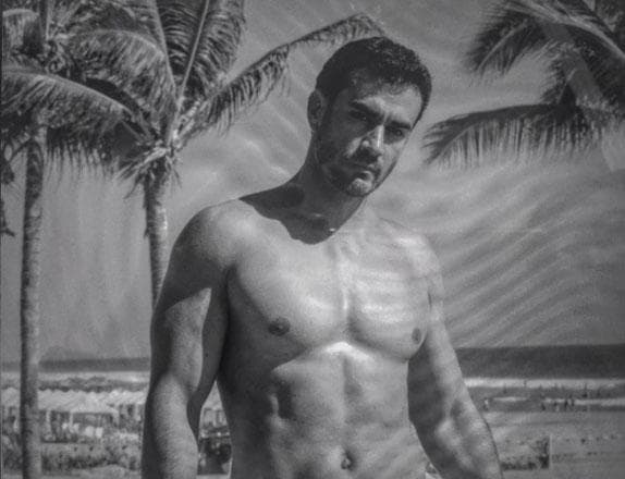 Ha asegurado en muchas entrevistas que sus fans son muy importantes en su vida, por eso lee las críticas que le hacen en las redes sociales y las toma en cuenta para mejorar cada día.