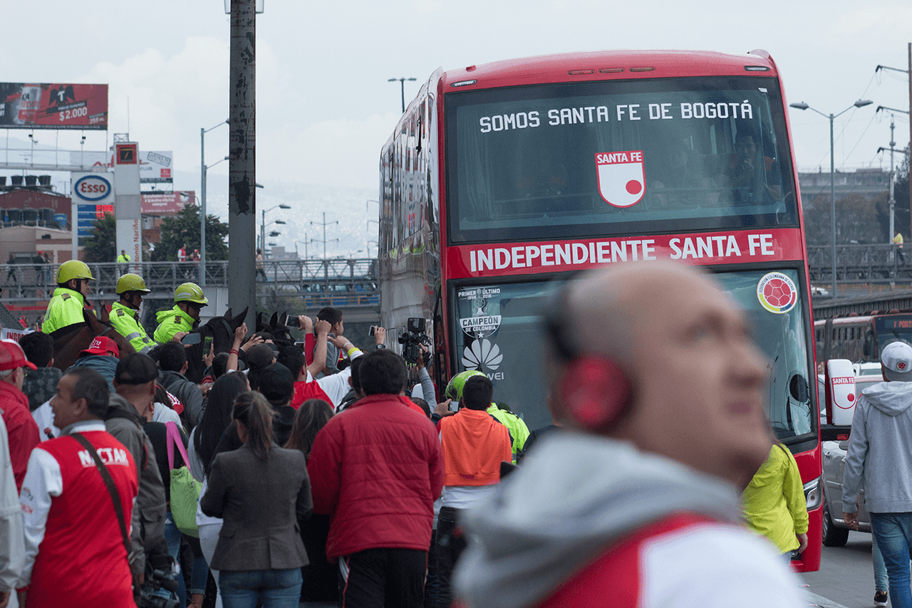 El ambiente empezaba a aumentar el ánimo con la llegada del equipo local al Campín, de Bogotá.