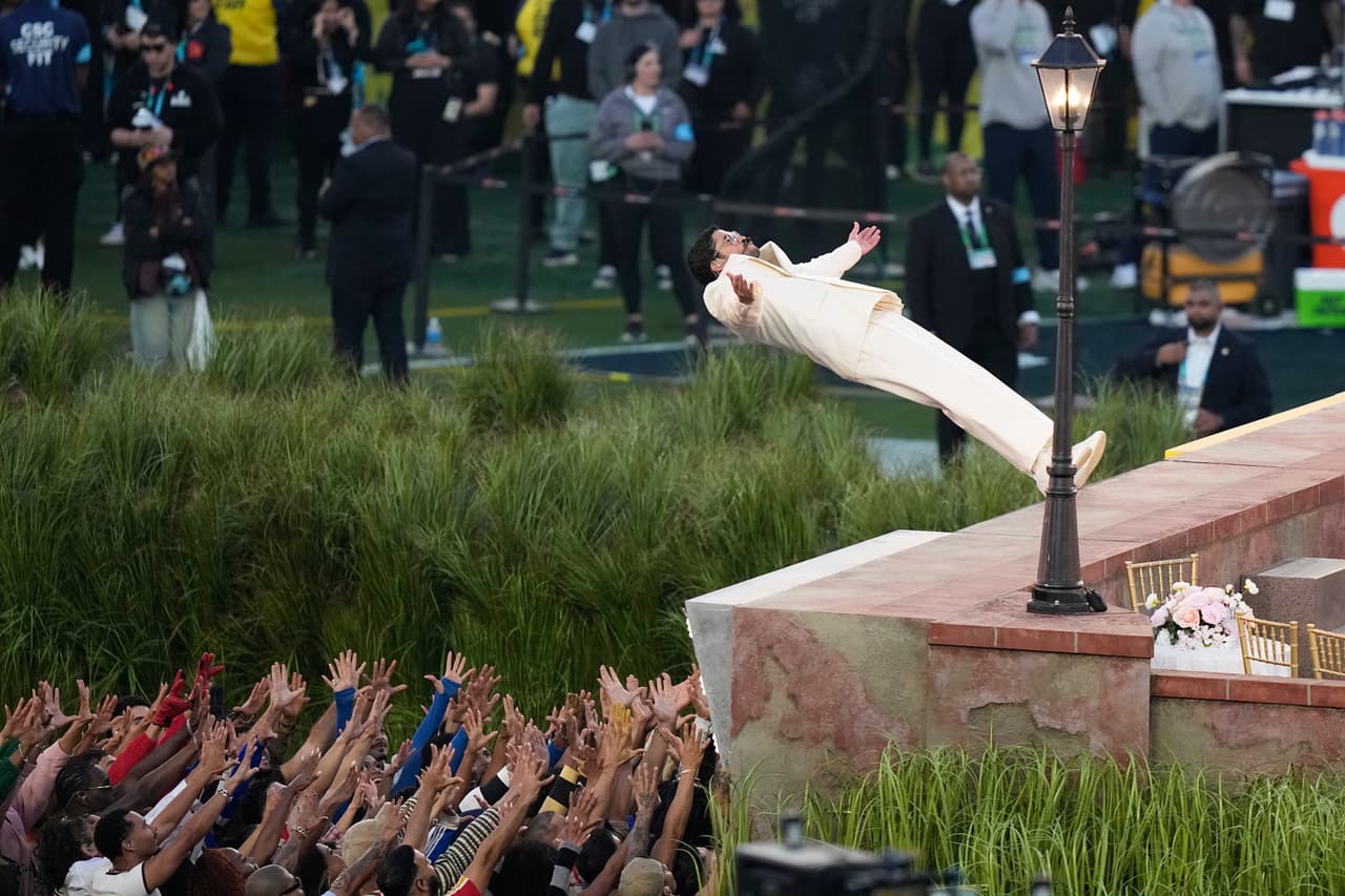 La presencia del boricua no estuvo exenta de controversia ya que Donald Trump, presidente de EEUU, y muchos de sus simpatizantes mostraron rechazo a su presentación.