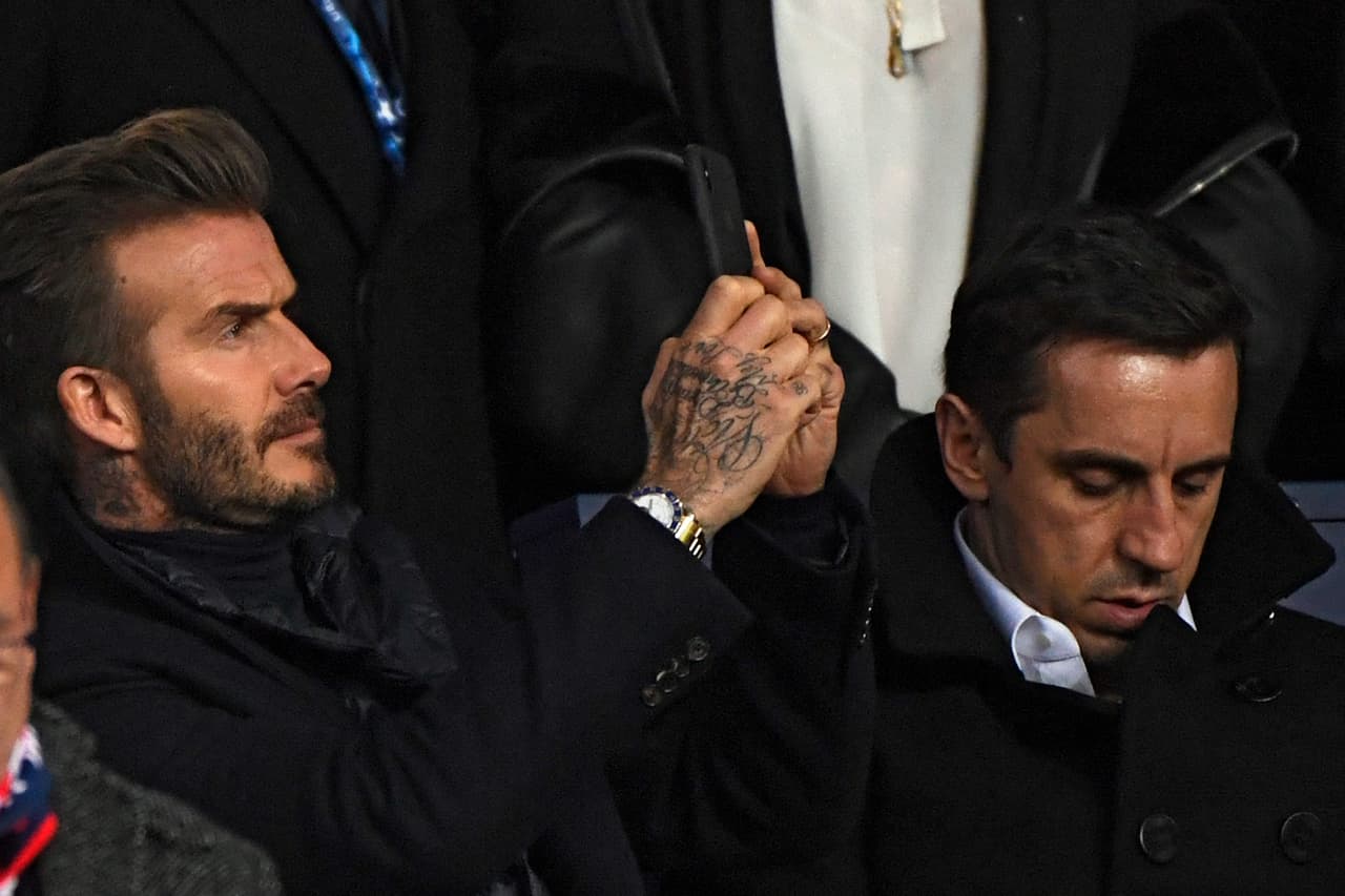 David Beckham, que recientemente presentó su nuevo equipo en la MLS, se dejó ver en las tribunas muy activo con su móvil.