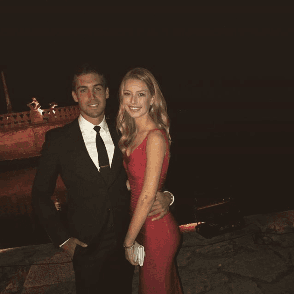 Por su parte, Eugenio Garza es también heredero de una gran fortuna. Su abuela, Yolanda Santos de Hoyos, pertenece a otra de las familias más acaudaladas de Monterrey. Yolanda Santos se dedica a la filantropía y las artes. También es presidenta y fundadora del Patronato del Ballet de Monterrey.