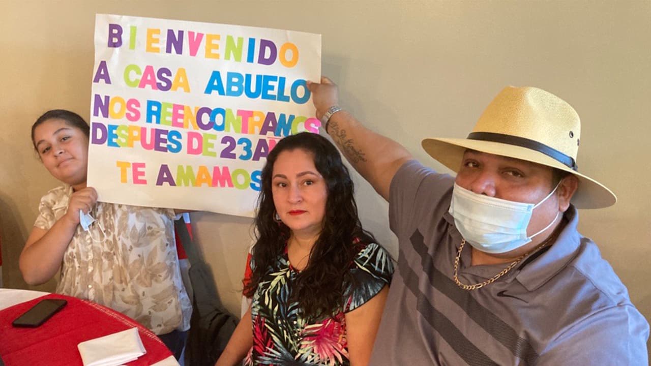 Los mensajes de amor y las flores se vieron ambientadas con un banquete y música de mariachi durante la reunión de las familias.