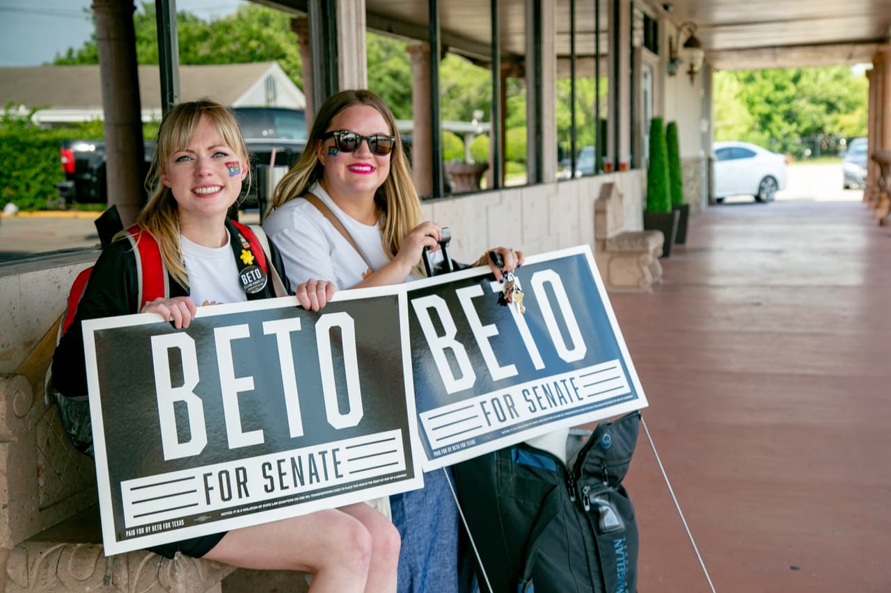Krista Bryan (a la derecha) destaca de O'Rourke su defensa de la cobertura de salud mental. "Creo que es uno de los mayores problemas (fallas) que enfrenta el sistema de cuidado de salud ahora". Su hermana Erika dice que resalta su postura con relación a la separación de familias en la frontera.