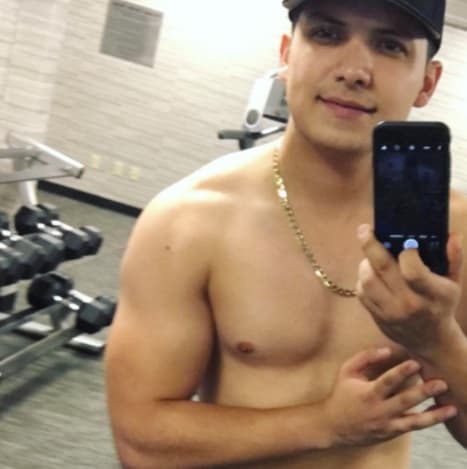 Vincen Melendres, vocalista de La Arrolladora, además de provocar con sus movimientos de cadera en las presentaciones de la banda, también le encanta subir fotos sin ropa o sin camisa para deleite de sus fanáticas.