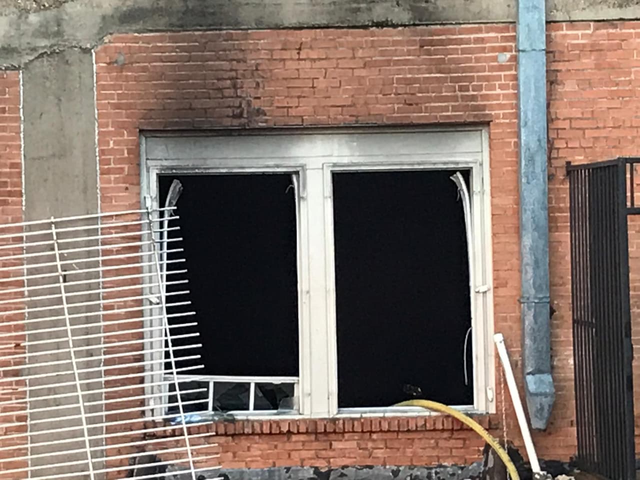 El fuego provocó mucho humo que salió por las ventanas.