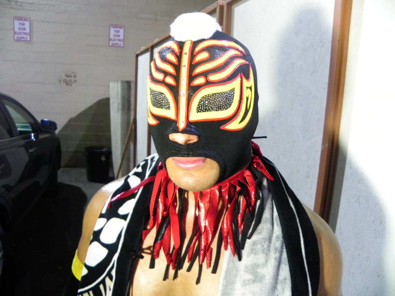 ‘Misterioso’, hijo de padres mexicanos, se paga los estudios de Administración de Empresas gracias a la lucha libre.