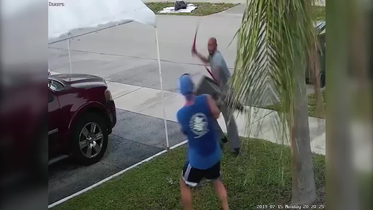 En video: ataca a su vecino con una espada por disputa sobre un carrito de basura 