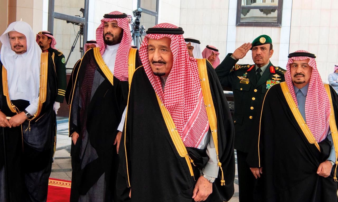 <b>Puesto 5. Familia Al Saud</b>
<br>
<b>Compañía: </b>empresas estatales
<br>
<b>Patrimonio: 100,000 millones de dólares</b>
<br>Generaciones: 3
<br>Industria: energía y otras.
<br>Establecida en: Riad, Arabia Saudita
<br>
<br>La fortuna de la monarquía que controla Arabia Saudita proviene de las inigualables reservas de petróleo de ese país. Este estimado de patrimonio se basa en los pagos a la familia registrados por la oficina ejecutiva del rey en los últimos 50 años. Es probable que la riqueza total de los miembros de la familia extendida sea mucho mayor. También han ganado dinero a través de la creación de compañías privadas que prestan servicios a empresas estatales. En la fotografía, Salman bin Abdulaziz Al Saud, rey de Arabia Saudita (al centro).