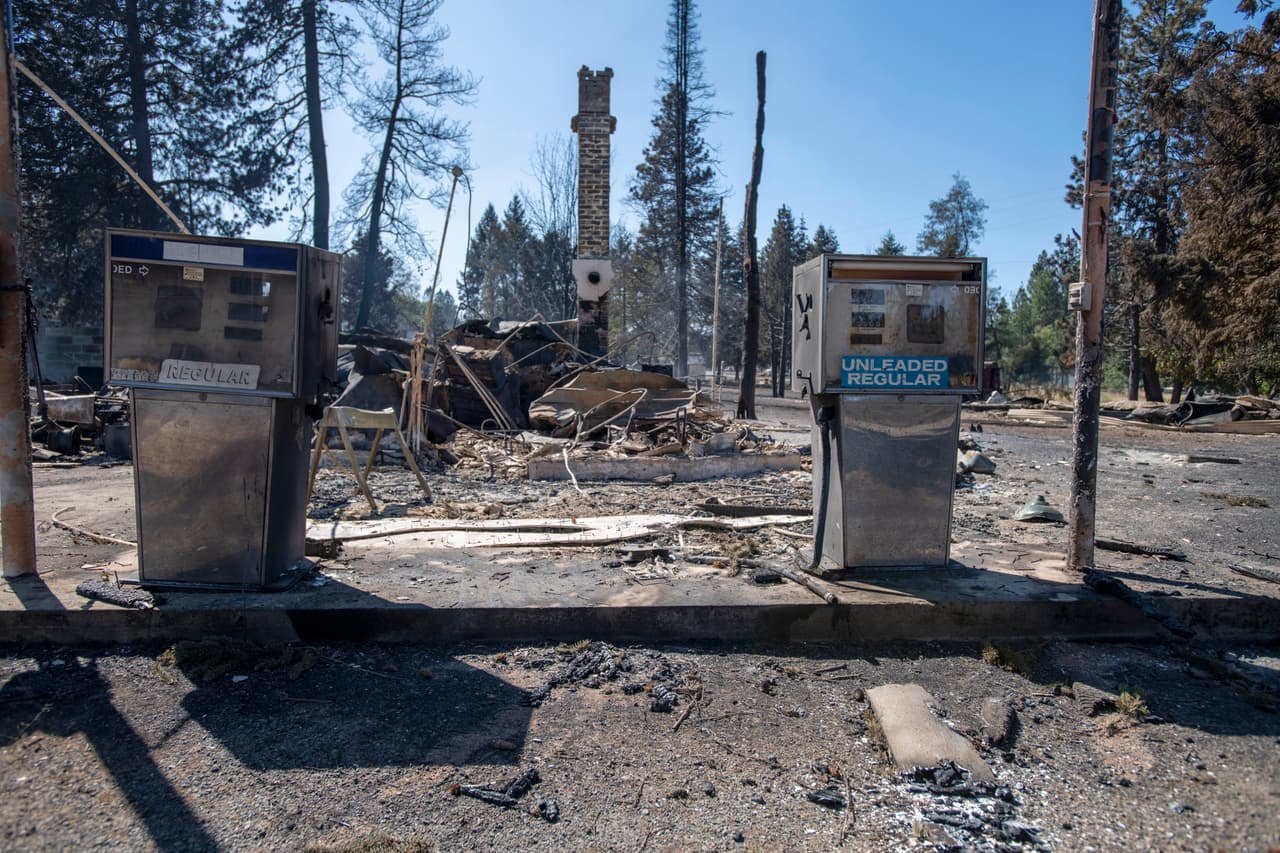 Una estación de servicio totalmente destruida por el fuego en Malden, Washington. El Servicio Meteorológico de EEUU alerta que las perspectivas son negativas por tres motivos principales: las temperaturas récord de los últimos días, la sequedad en el ambiente y los fuertes vientos.