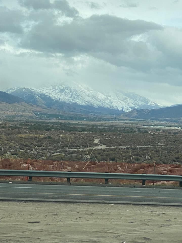 Esta es otra estampa de la tormenta desde las montañas de Rendlans, a 62 millas al este de Los Ángeles. La imagen la compartió Carlos Covarrubias, amigo de Univision Los Ángeles Facebook.