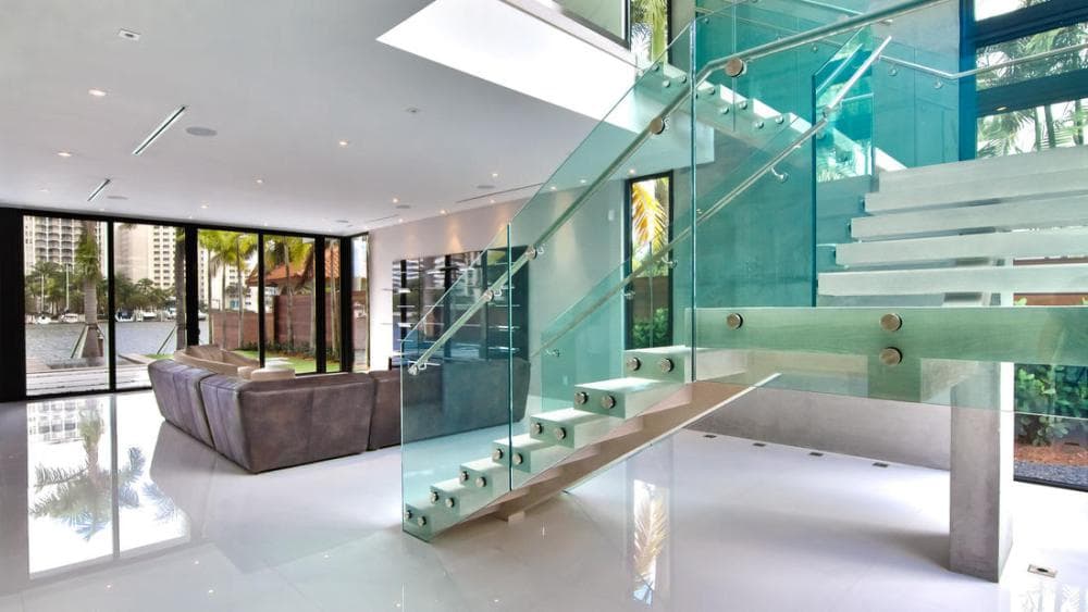 La propiedad tiene 5,200 pies cuadrados y tiene cinco cuartos, cinco baños y una piscina y spa.