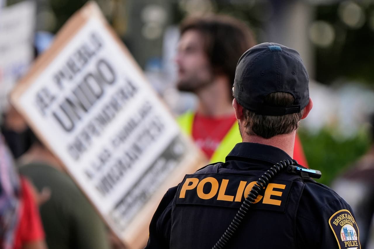 Kissel habría dicho que fue en ese momento que comenzaron a ver que 
<b>algunas personas comenzaron a tirar piedras, pirotecnia y “otras municiones”. </b>