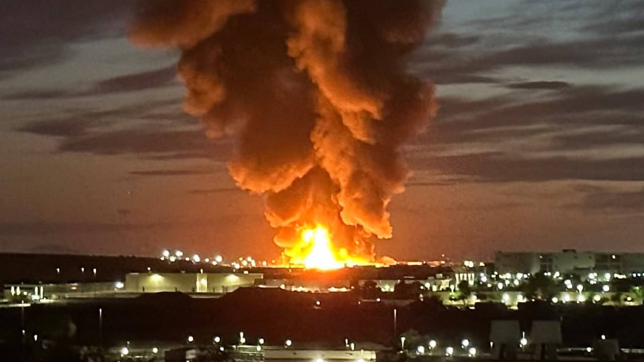 Devastador incendio al suroeste de Phoenix moviliza a cientos de bomberos