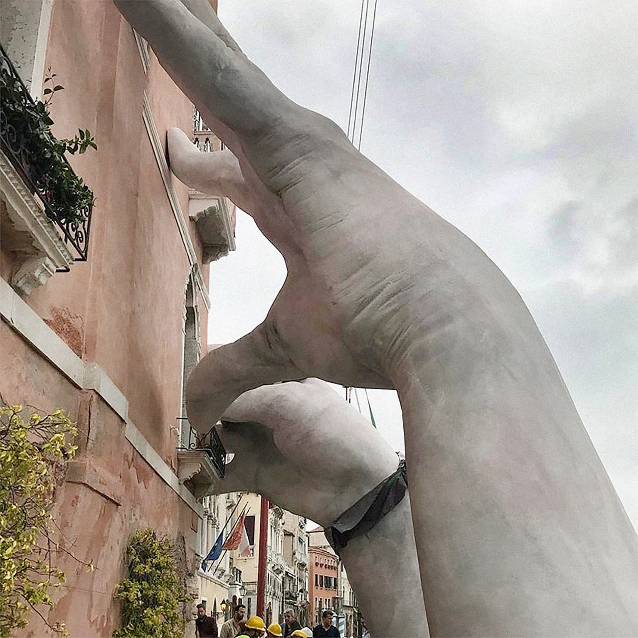 Otras obras de arte monumental de Lorenzo Quinn fueron expuestas en espacios públicos en Europa: ‘Encuentros’, un enorme globo que encerraba una mano, realizado en 2003 frente al museo de arte moderno de Palma de Mallorca. En 2005, el artista instaló la obra ‘El árbol de la vida’, frente a la iglesia de San Martín en Birmingham, en el Reino Unido, para conmemorar a los que murieron en la segunda guerra mundial por los bombardeos a la ciudad.