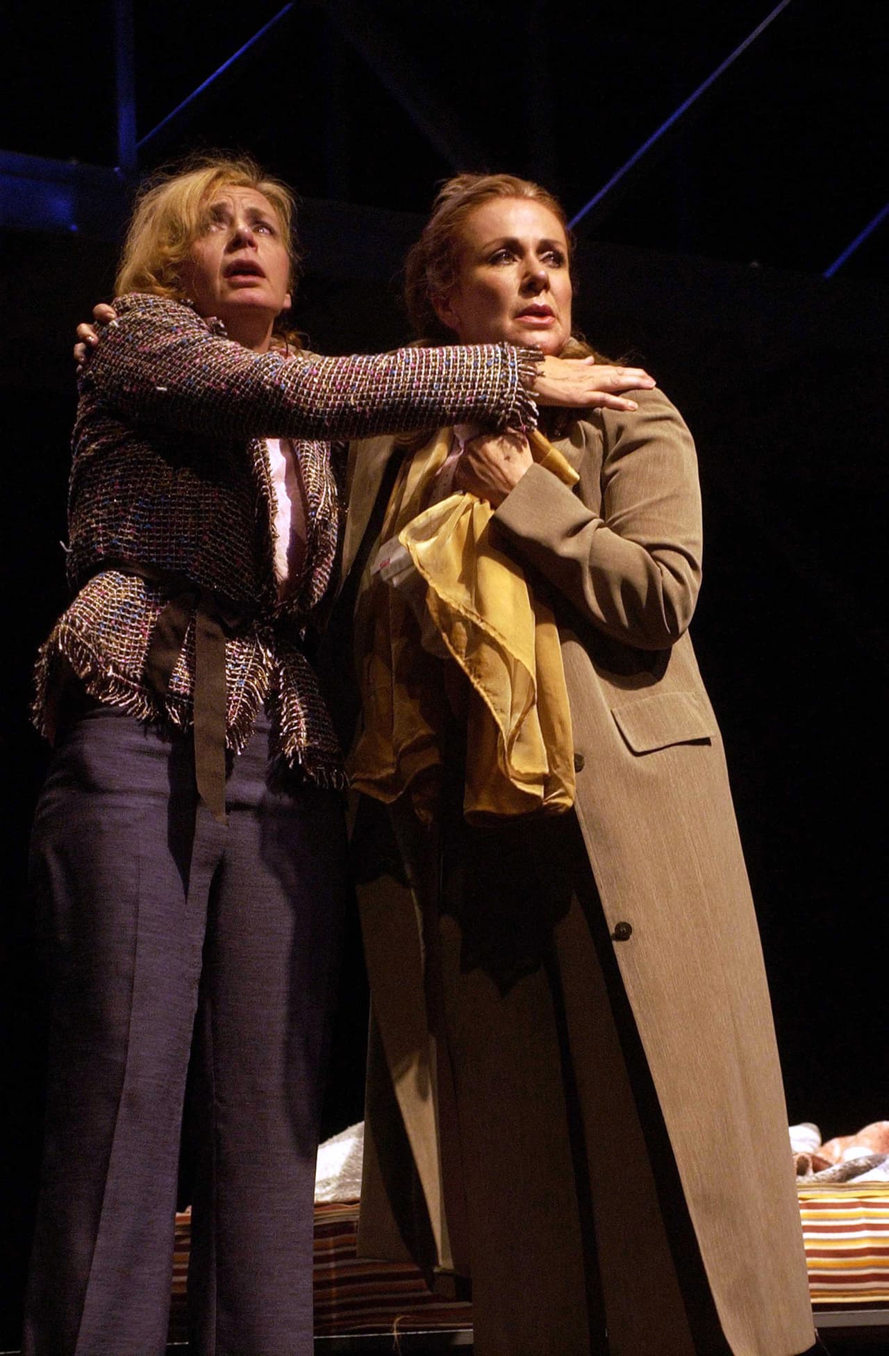 En enero de 2004, Laura Zapata presentó la obra de teatro 'Cautivas' bajo la dirección del desaparecido dramaturgo Víctor Hugo Rascón Banda, quien llegó a comentar que el final de la obra fue alterado para no causar la molestia de Tommy Mottola.