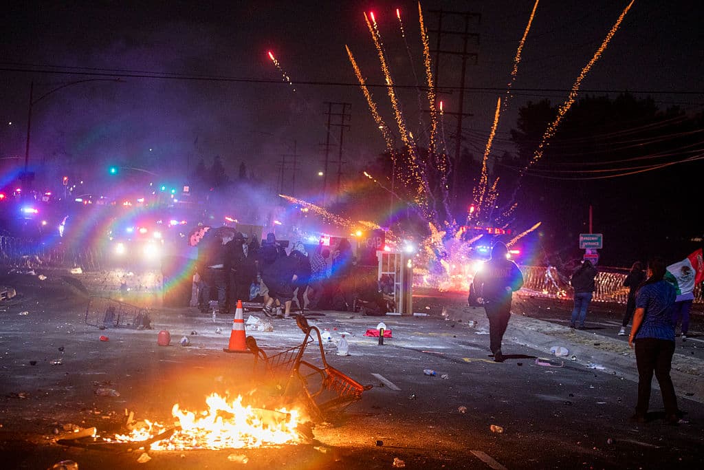 Las autoridades
<b>utilizaron granadas de aturdimiento, gas pimienta y alambres de púas </b>buscando someter al orden a la multitud, que protestaba por justicia ante los arrestos por parte de ICE.