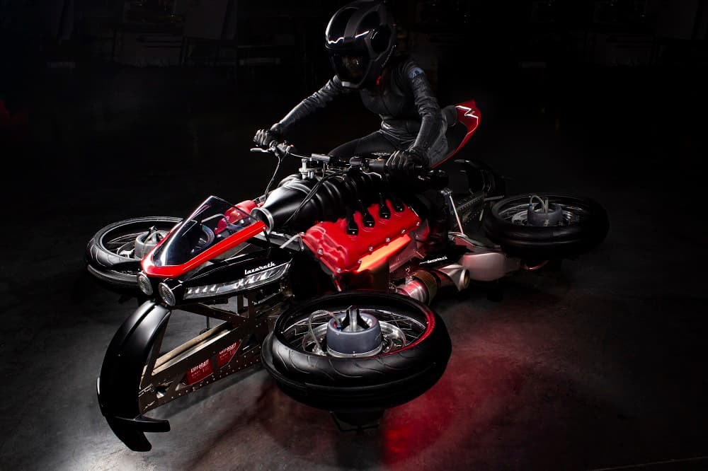 Según la empresa, están listos para realizar las primeras entregas de la moto voladora hacia finales de año. El precio de partida es de 557,000 dólares (496,000 euros).