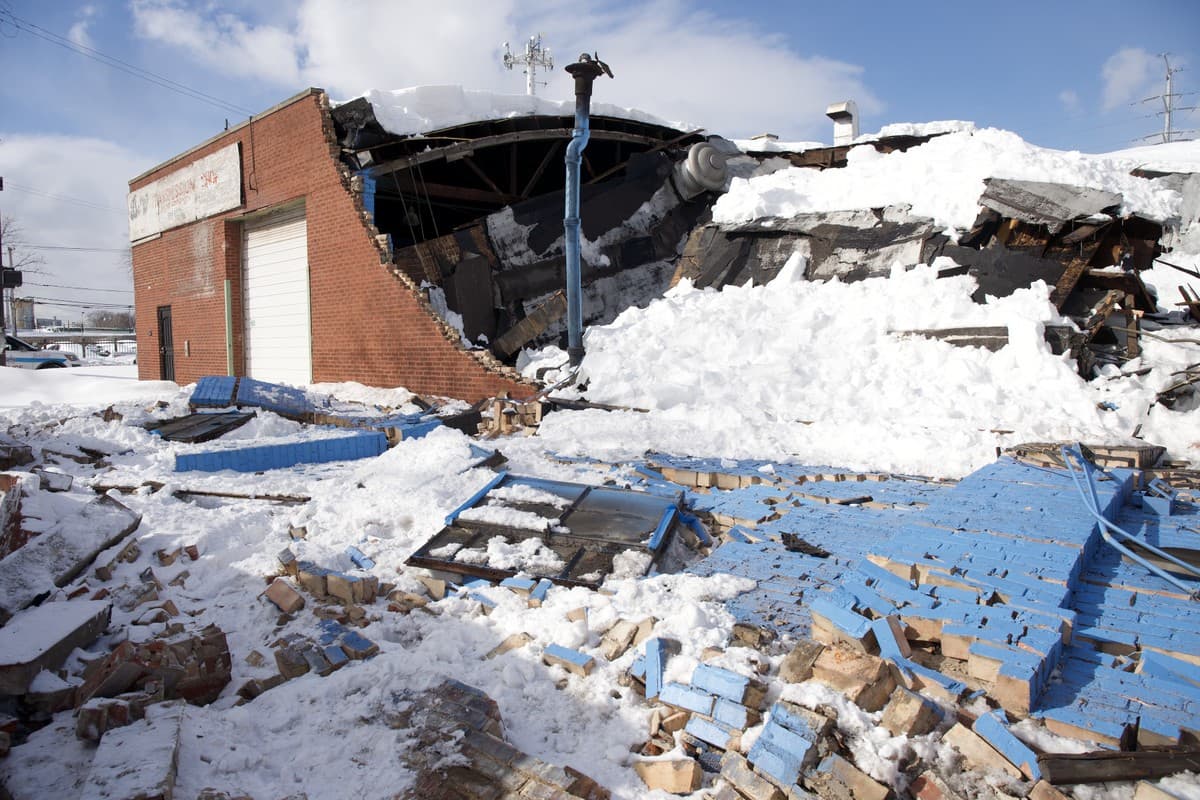 No hubo heridos, pero dos carros fueron dañados por escombros.
<br>
<br>