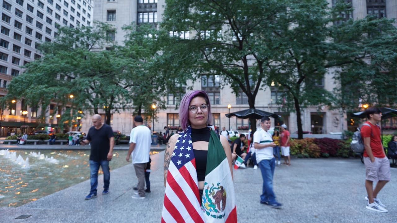 Personas envueltas en banderas llegaron al evento con alegría y orgullo por la mexicanidad que les heredaron sus padres.