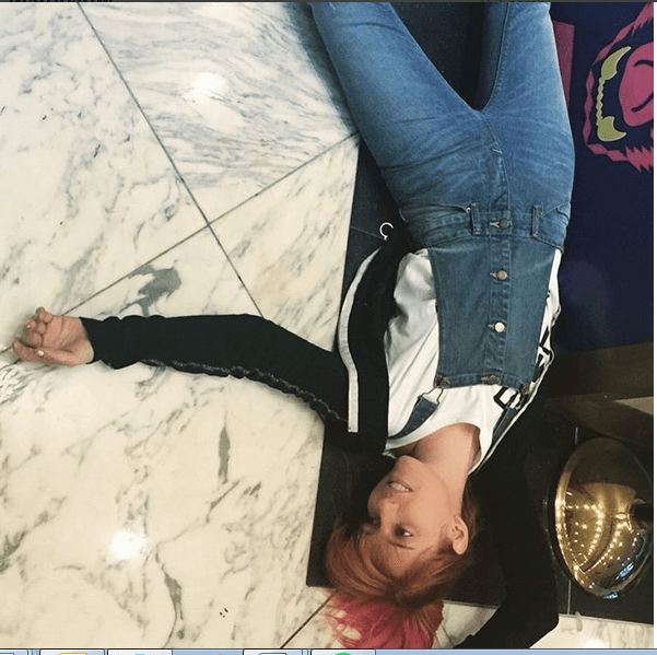 La vocalista de Jotdog, que será la encargada de presentar los primeros premios de la entrega. ¡Se desmayó de la emoción!