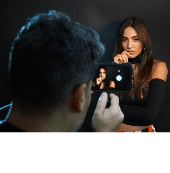 Qué bonita mirada! .. Se trata de la talentosa Manu Manzo.