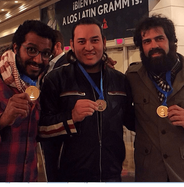 Ellos son Vitrola Sintética y están como niños premiados recibiendo su medalla de nominados. ¡Felicidades chicos, que venga una gran noche!