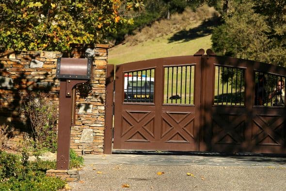 El personal de "Neverland" se quedó sin que le pagasen los sueldos durante semanas, Jackson no se ocupó del mantenimiento y el parque fue desmantelado.