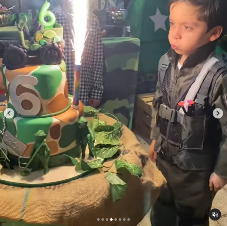 Además, a León se le vio tratando de apagar una enorme vela para celebrar sus 6 años de vida. 
<br>