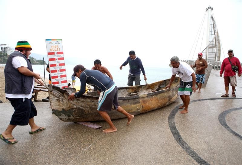 Habitantes de Vallarta sacan las embarcaciones del mar.