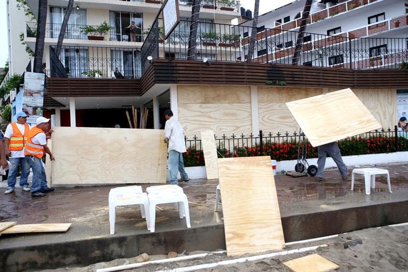 Habitantes de la zona turística de Puerto Vallarta en el estado de Jalisco protegen sus casas