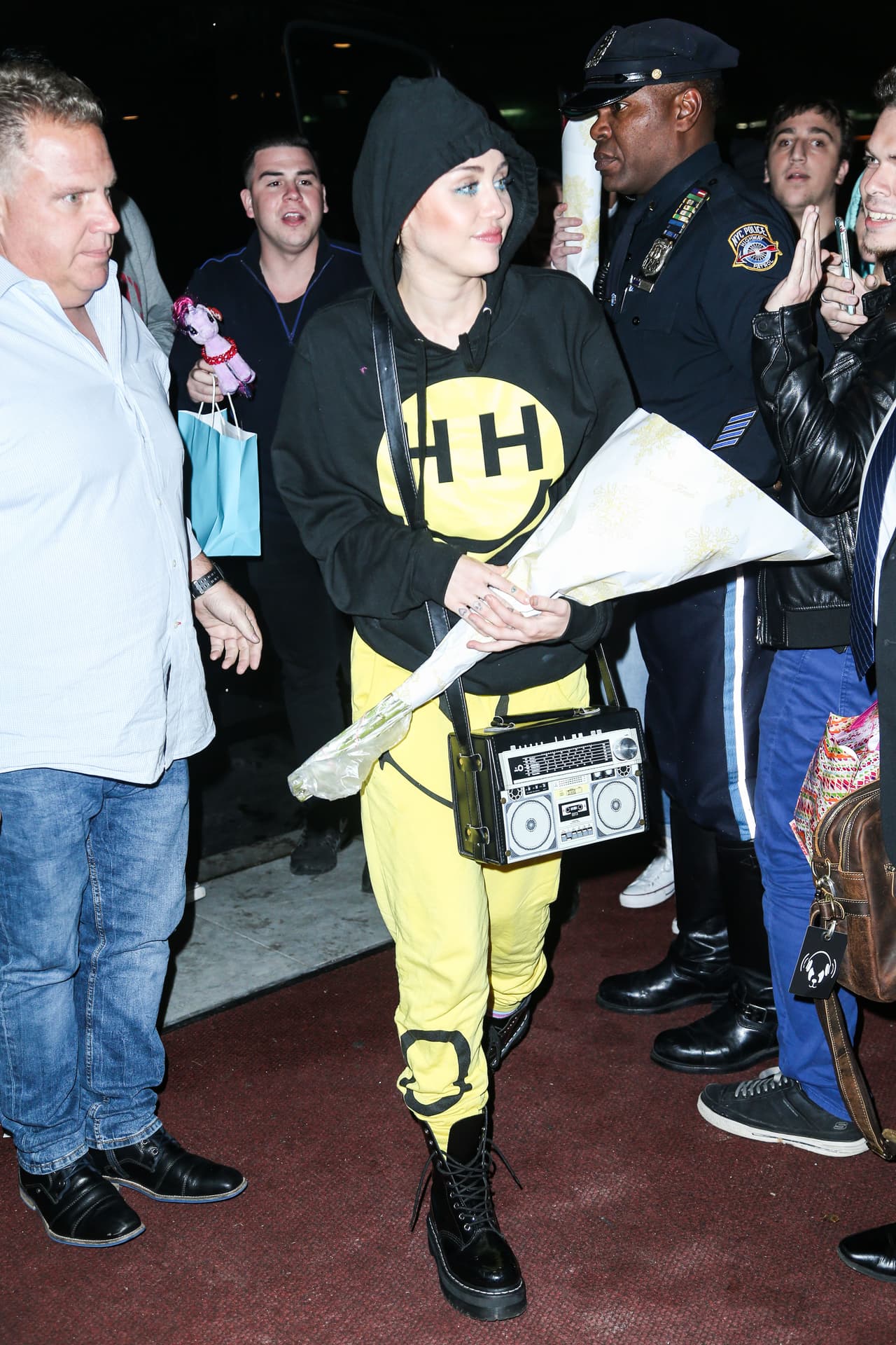 Esta mujercita también pertenece al club de las cantantes más extravagantes.