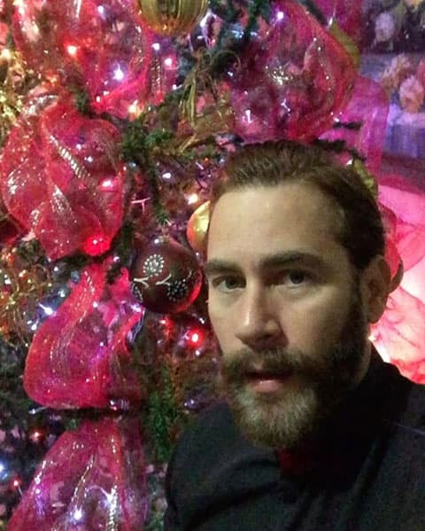 Carlos de la Mota lo disfrutó en familia y le deseó a todos sus fans una feliz noche en compañía de sus seres queridos.