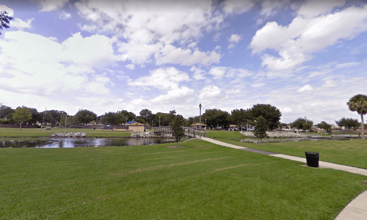<b>Parque George Baker</b>
<br>Situado al norte del lago Clear permite realizar una gran cantidad de actividades deportivas y acuáticas.
<br>2000 Monte Carlo Trail, Orlando, FL
<br>Horario: 6:00 AM a 9:00 PM
<br>