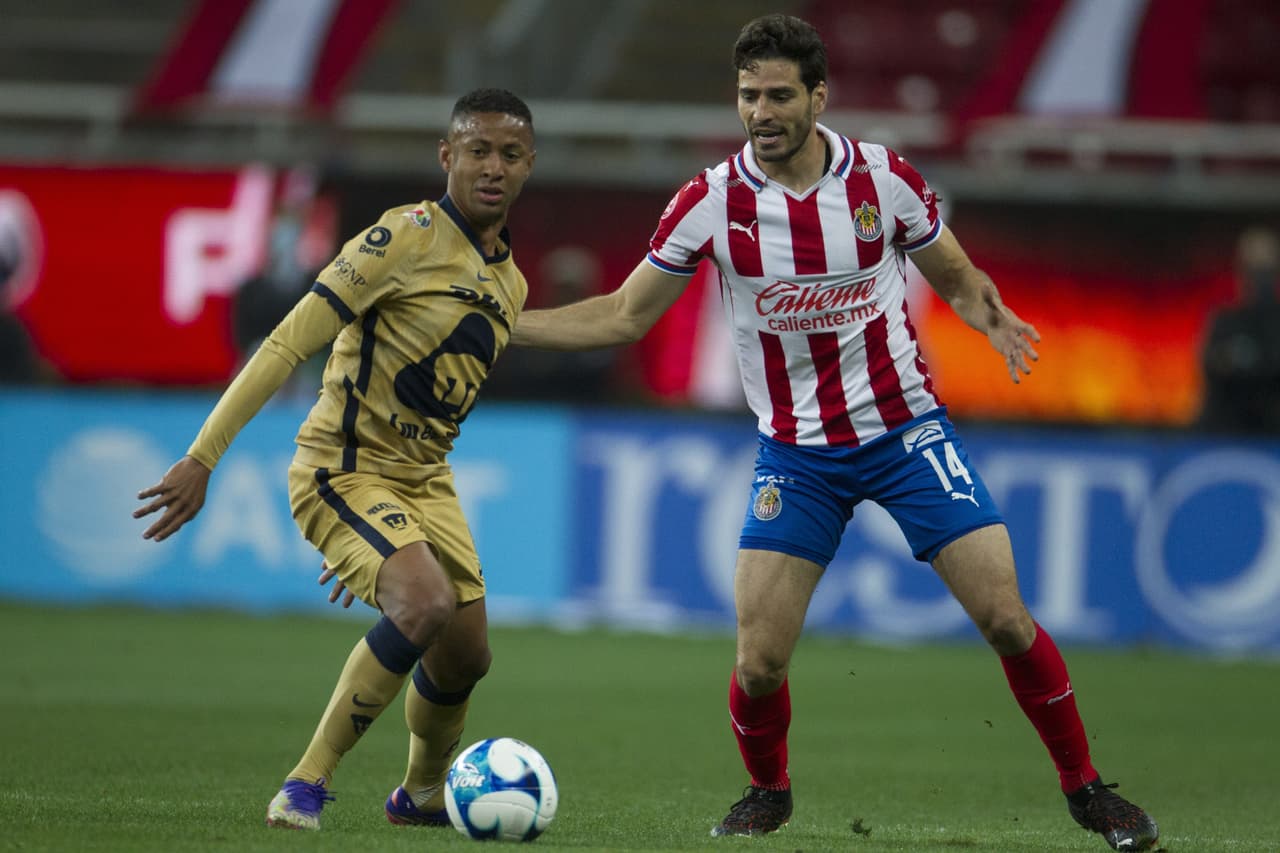 Las chivas logran venir de atrás para vencer a Pumas 2-1 y subir lugares en la tabla de posiciones.Pumas se queda en el penúltimo lugar con 5 puntos y las Chivas suben hasta la décima posición con 10 unidades.