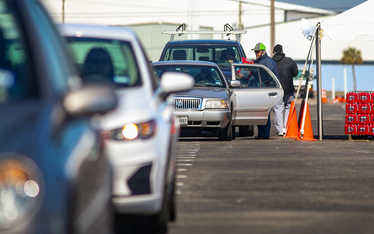 Austin ISD proporcionará comida gratis a estudiantes y sus cuidadores desde 10:30 a.m. a 1:30 p.m. 
<a href="https://www.austinisd.org/announcements/2021/02/20/aisd-serve-free-curbside-meals-monday-feb-22-and-thursday-feb-25-el-aisd" target="_blank">Puedes ver los lugares donde se distribuirá aquí. </a>