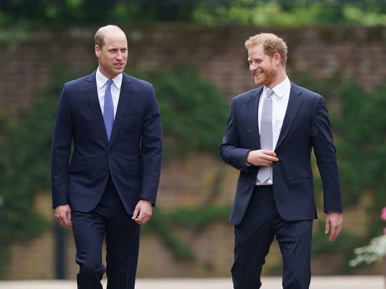 Apenas intercambiaron algunas palabras el jueves pasado en un evento que fue breve y en el que 
<b><a href="https://www.univision.com/famosos/principe-harry-principe-william-reencuentro-estatua-lady-diana-fotos">al mayor de los hermanos se le vio más serio. </a></b>
<br>