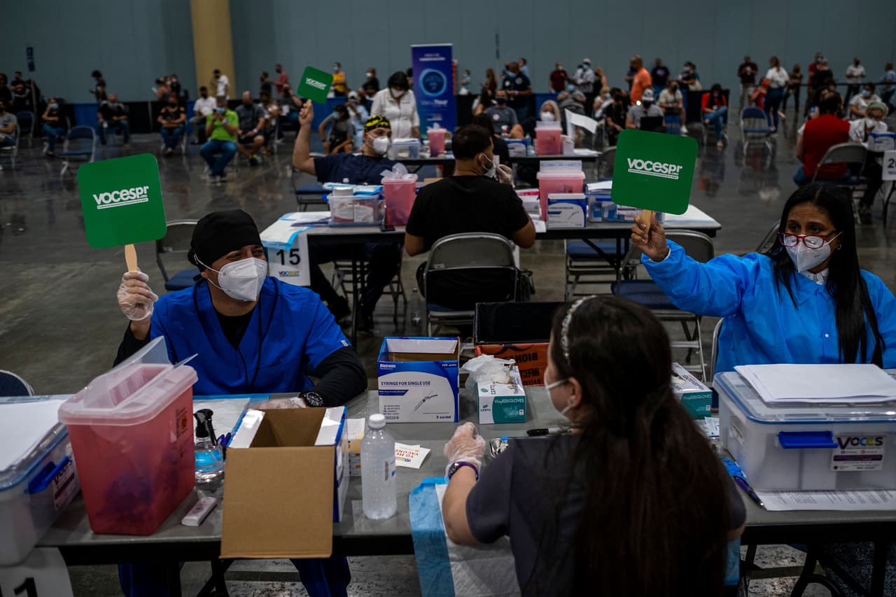 También reciben la vacuna aquellas personas de más de 50 años, así como a todos los trabajadores de las industrias de alimentos y telecomunicaciones, entre otros.
<br>