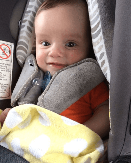 Pero el pequeño demostró ser un luchador tras recuperar su salud y regresar a casa con sus padres.