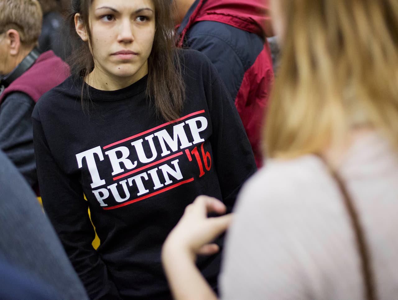 PLYMOUTH, NEW HAMPSHIRE.-
<b>Fórmula presidencial</b>. En plena campaña presidencial de 2016, el caso del hackeo ruso y la supuesta preferencia de Putin por Trump era un tema recurrente entre los votantes. Una joven lleva una camiseta que con sarcasmo dice 'Trump-Putin 16' en un evento en el que hablaría el republicano.